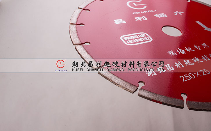 切花崗巖要用專業(yè)的鋸片,為什么花崗石這么硬？